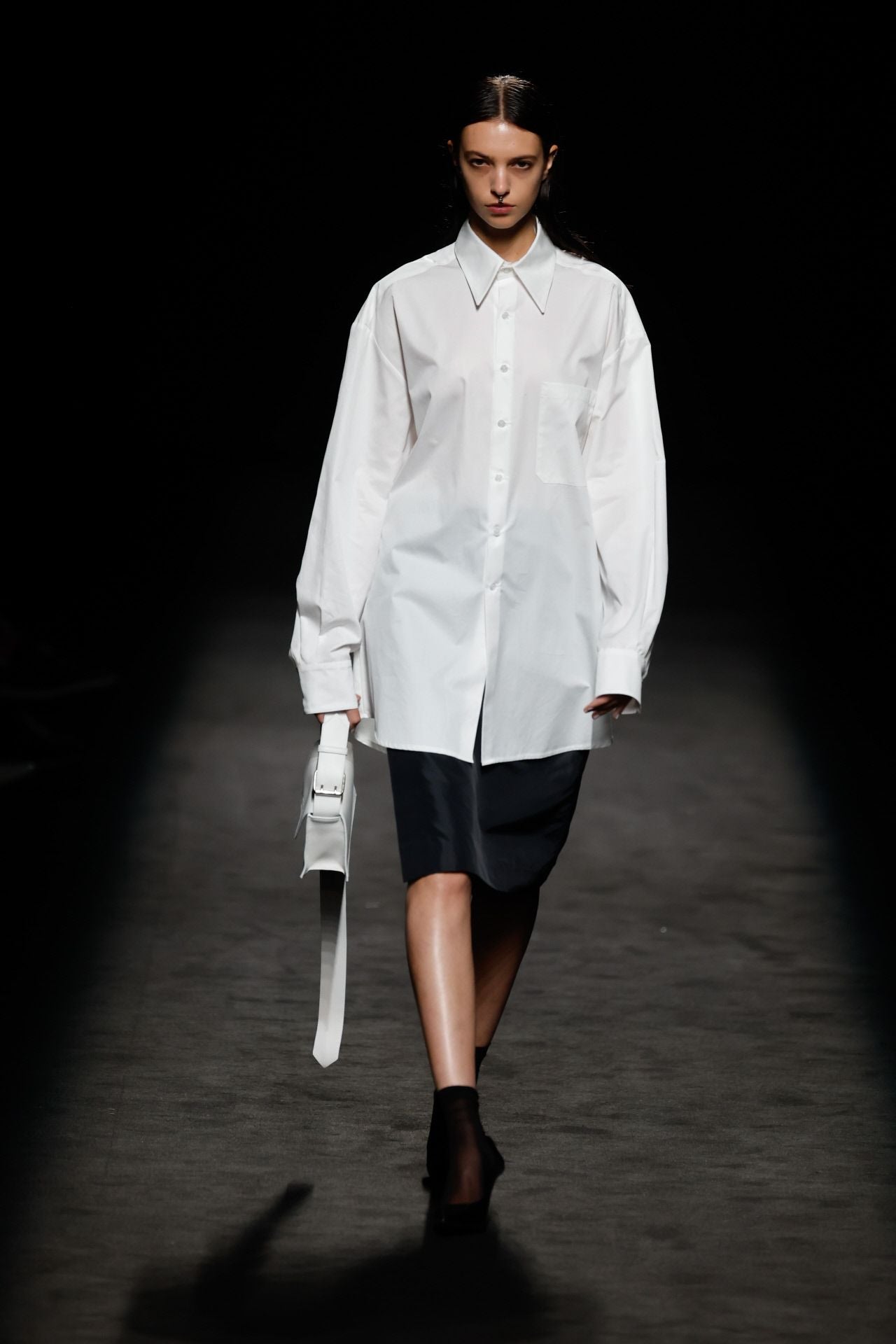 La colección cuenta con prendas que no tienen género, como esta camisa masculina que se combina con una falda negra. 