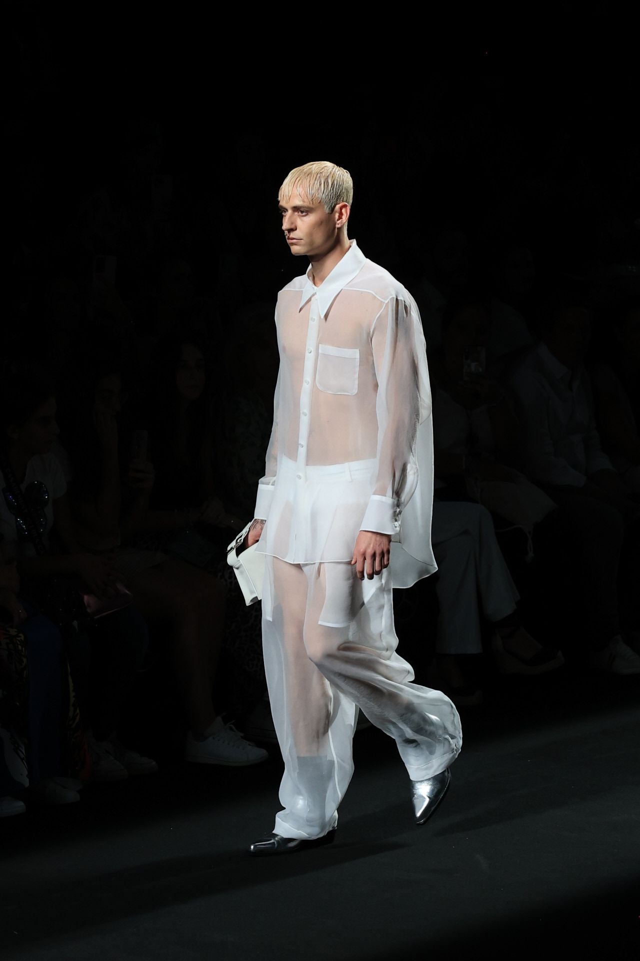 Los tejidos vaporosos han estado presentes en la colección de Acromatyx. 