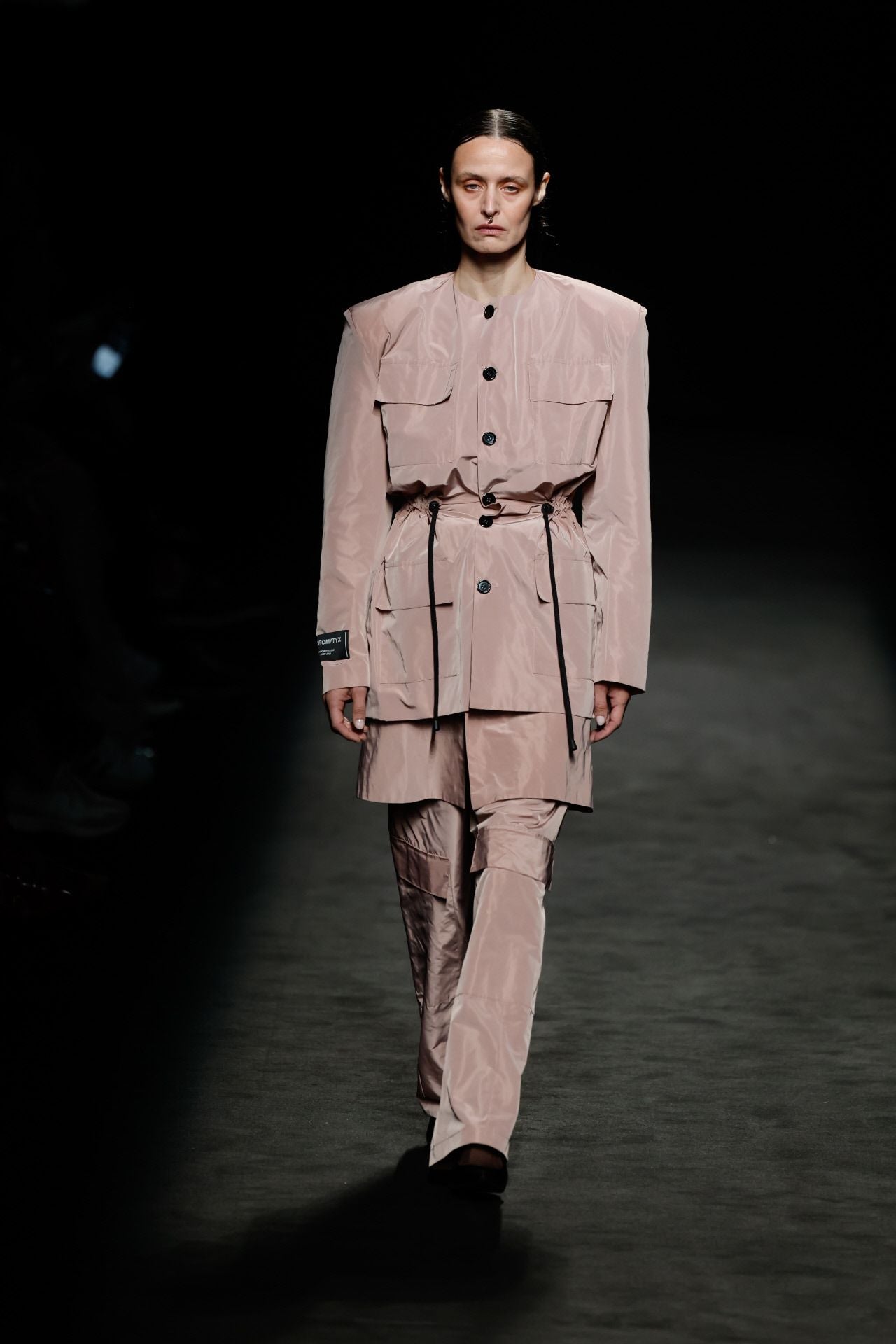 Acromatyx ha presentado una colección minimalista y de líneas puras como propuesta para la primavera y el verano 2025. 