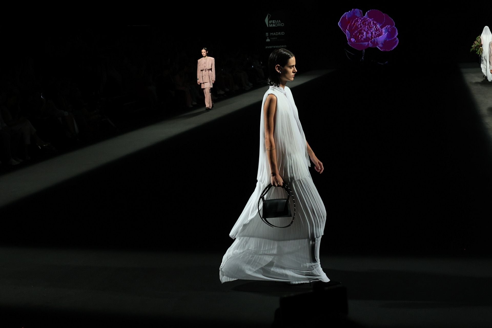 Vestido largo de tejido vaporoso de la colección Modern Poetry de Acromatyx. 