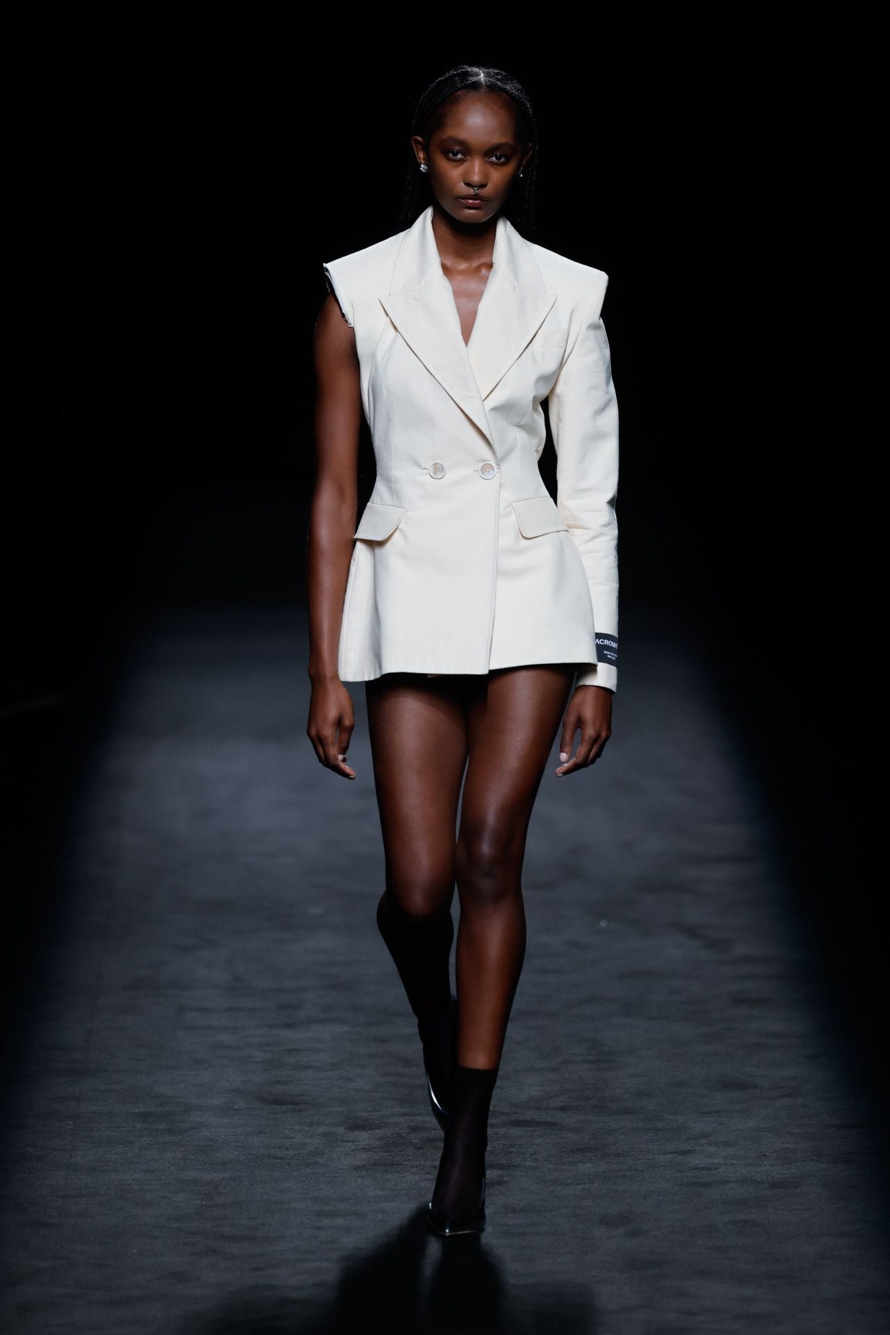 Vestido blazer en color blanco con una sola manga de Acromatyx. 