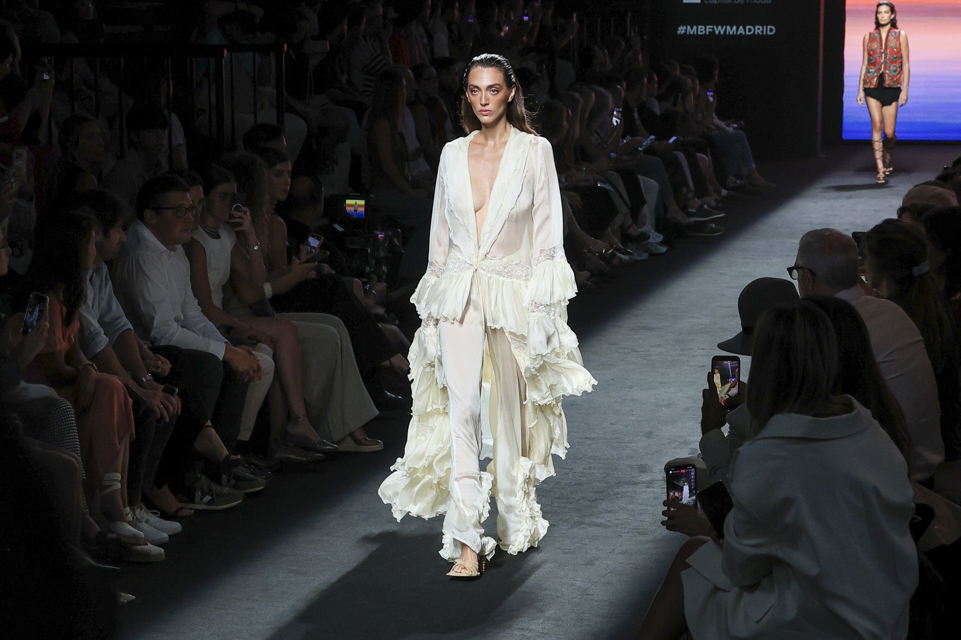 Conjunto de pantalón de tejido fluido, rematado con volantes de la colección Infinita SS 25 de Odette Álvarez. 