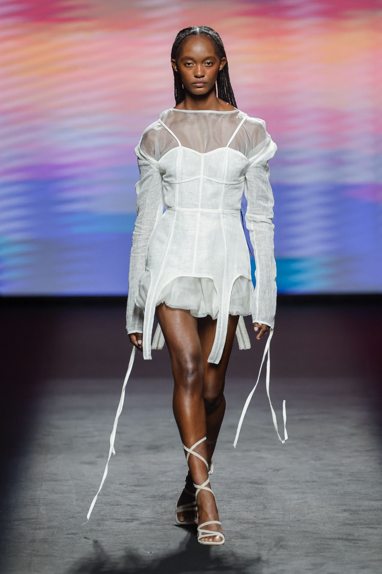 Todas las modelos desfilaron con sandalias de tiras en diversos colores. 