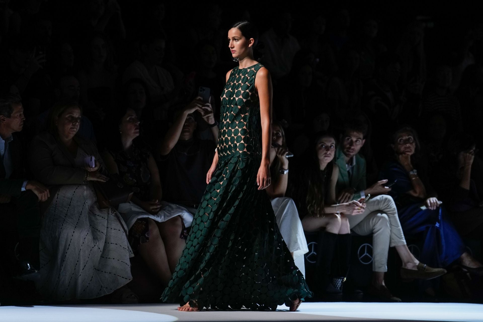 Vestido de fiesta en color verde de la colección de Simorra para la primavera/verano 2025. 