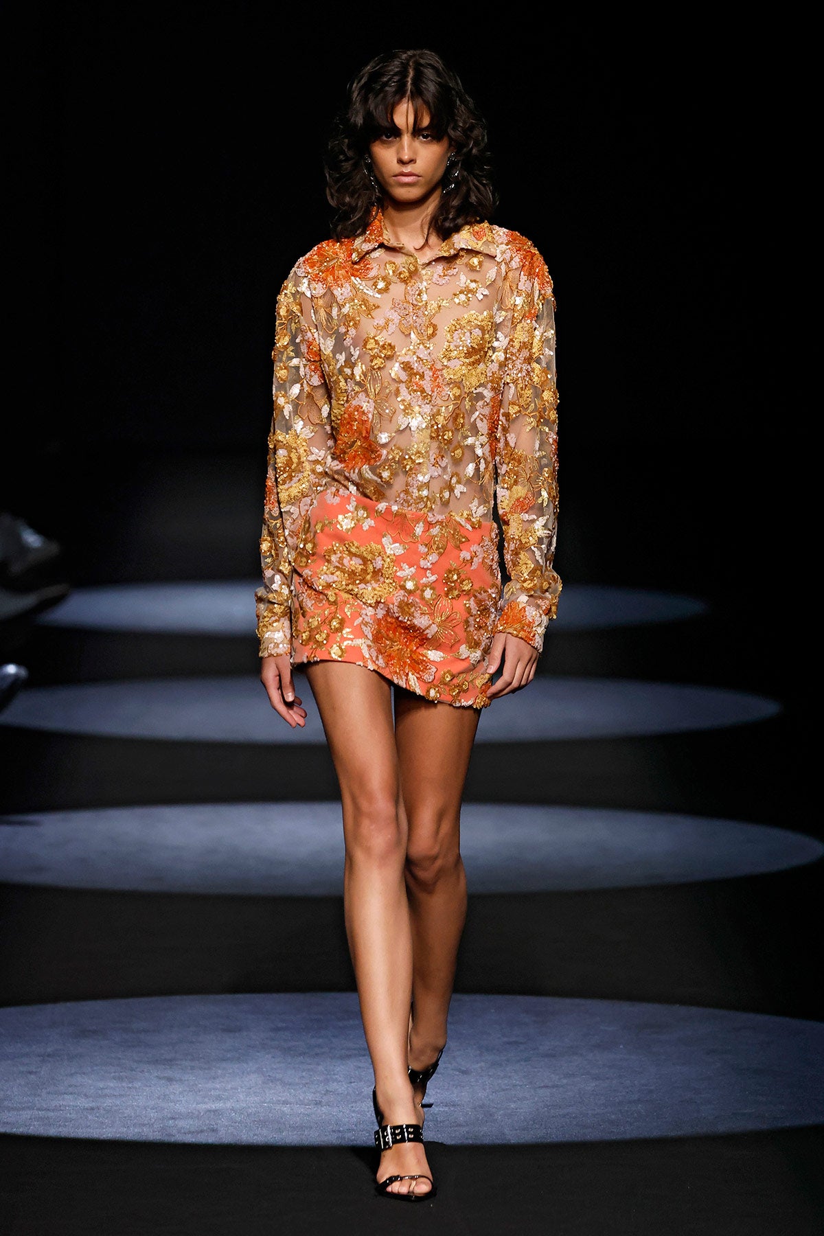 Los tonos cálidos y estampados que evocan los atardeceres rinden homenaje al trabajo artesanal