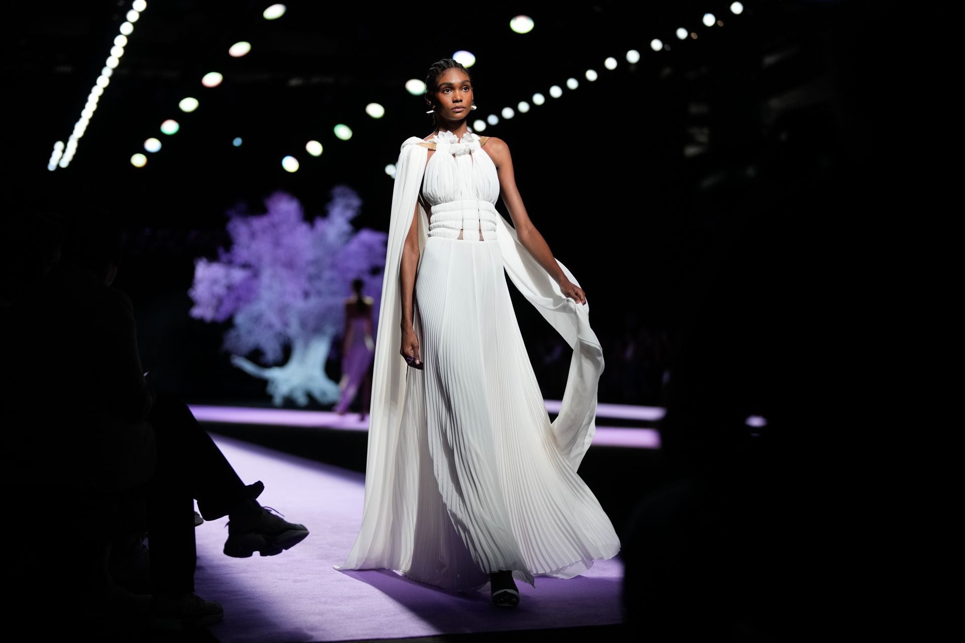 Isabel Sanchís ha presentado una colección muy femenina con vestidos vaporosos como este en color blanco. 