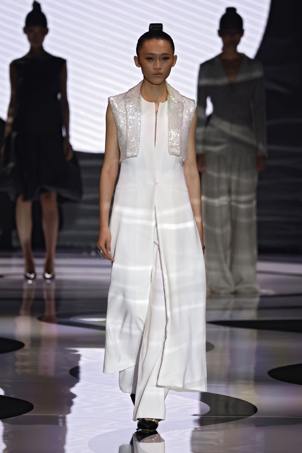 Desde el magistral uso del tweed hasta los patrones más livianos realizados con las sedas artesanales chinas traídas por la diseñadora en su reciente viaje a Guangzhou, protagonizan esta colección.