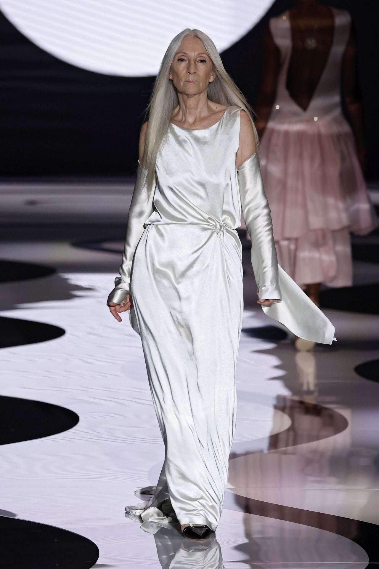 Y llegan hasta el hipnótico movimiento de los vestidos de las colas de los vestidos más vaporosos.