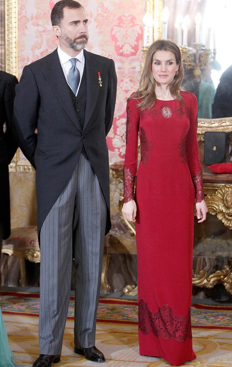 Doña Letizia con un modelo de Varela en 2013.