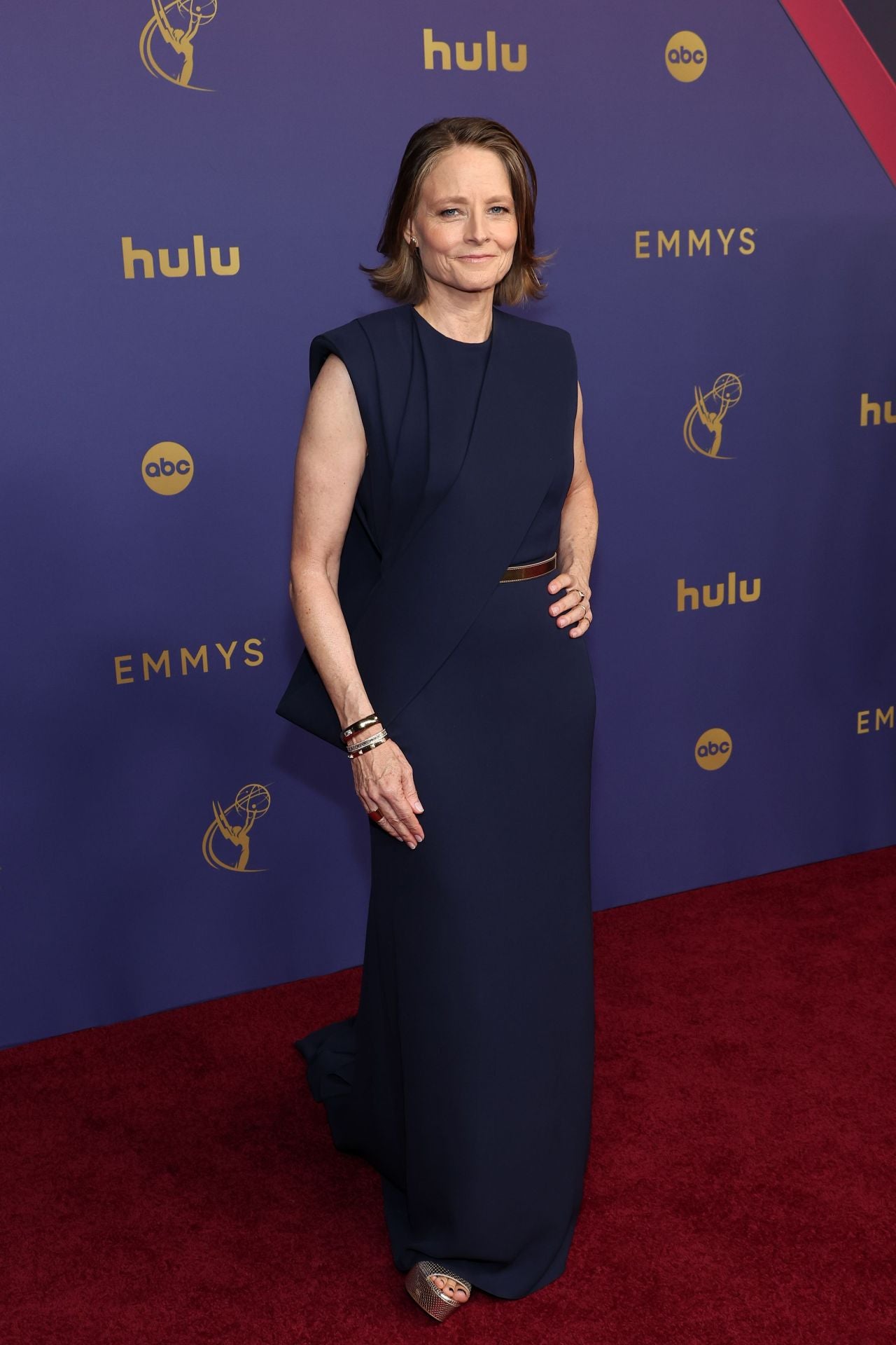 Jodie Foster, ganadora del Emmy por su papel  en 'True detective: noche porlar'. esccogió un diseño de Louis Vuitton en color azul que combinó con cinturón y sandalias doradas. 