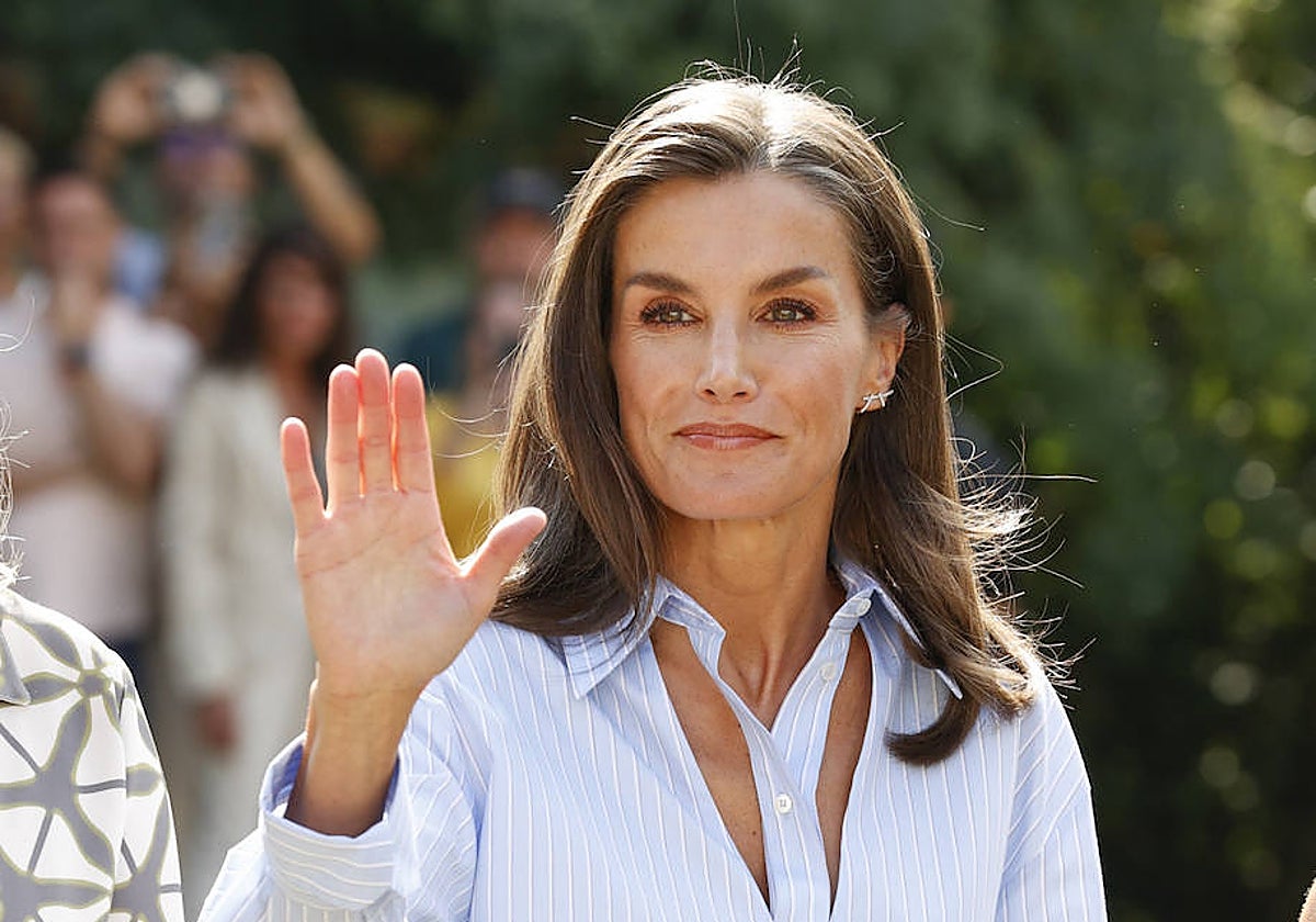La Reina Letizia estrena una original camisa.