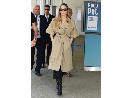 Imagen secundaria 1 - La capa es una de las prendas imprescindibles de la temporada. Gabardina de The Row, Angelina con capa de Dior y trench de Bimani (225€)