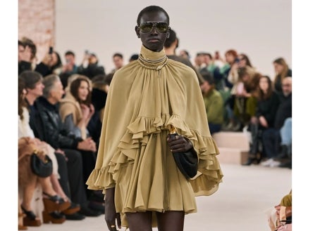 Imagen secundaria 1 - Aires 'boho' en la colección de Maje; desfile de Chloé y el traje 'oversize' de H&M (288€)