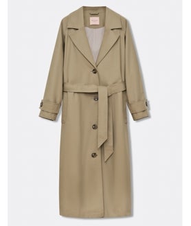 Imagen secundaria 2 - La capa es una de las prendas imprescindibles de la temporada. Gabardina de The Row, Angelina con capa de Dior y trench de Bimani (225€)
