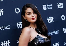 Selena Gomez ya ha llevado la manicura metalizada que triunfará este otoño