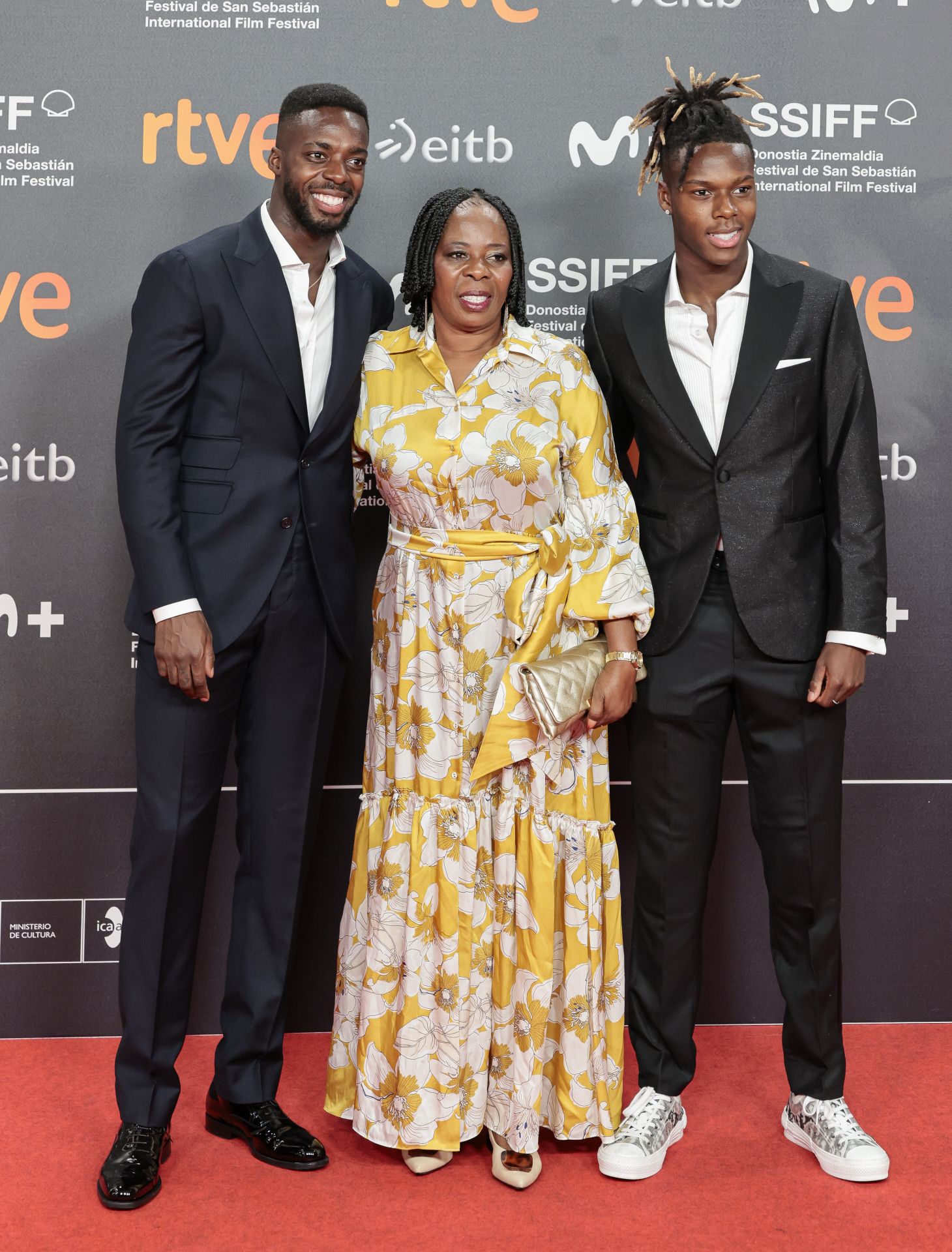 Los hermanos Williams, que posaron con su madre, llevaron trajes negros, con camisa blanca. 