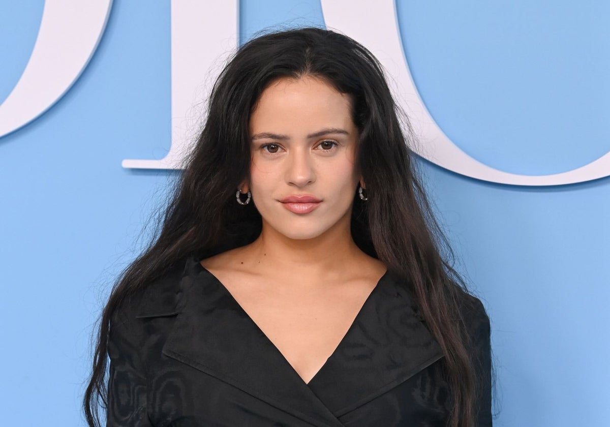 Rosalía en el front row del desfile de Dior en la Fashion Week de París.