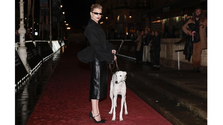 Najwa Nimri en la alfombra roja de San Sebastián con un look estilo dominatrix de Alexander McQueen