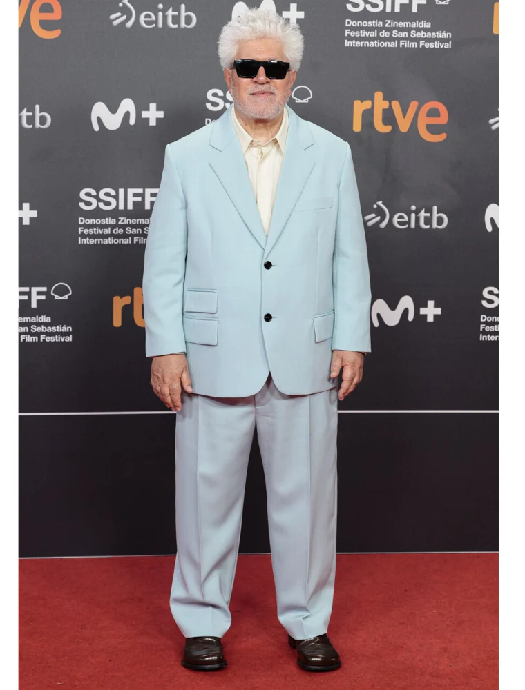 Pedro Almódovar con traje azul claro para recoger el Premio Donostia.