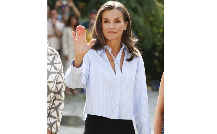 Imagen principal - Doña Letizia con camisa de la colección de Victoria Beckham x Mango; con vestido joya de Boüret y con vestido de Charo Ruiz y pendientes de Isabel Guarch