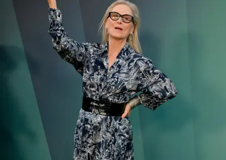 Imagen secundaria 1 - En sus últimas apariciones, Meryl Streep ha apostado por estilismos de lo más elegantes.