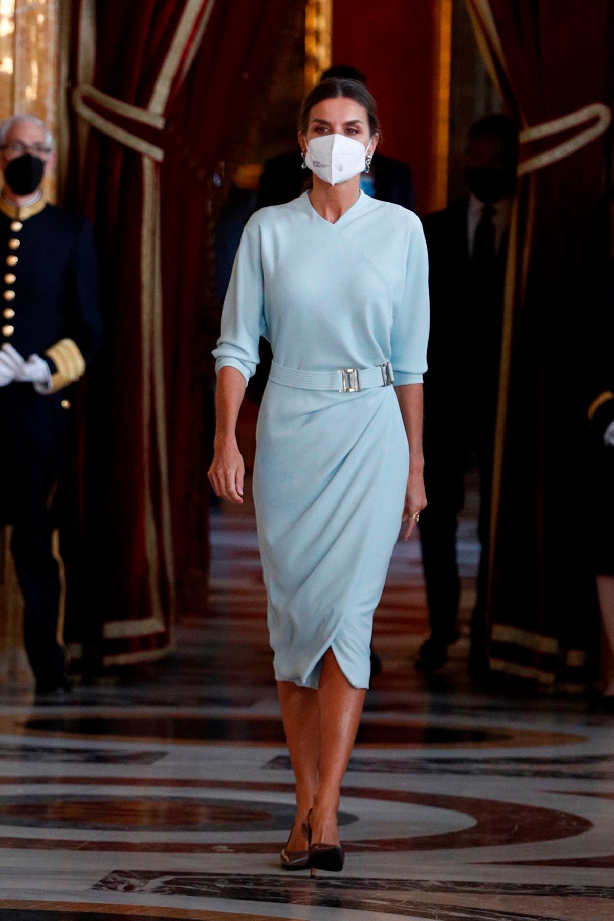 En 2021, la mujer de Felipe VI se decantó por un vestido azul claro de corte midi con falda fruncida, cinturón y manga al codo ligeramente abullonada de María Barragán.