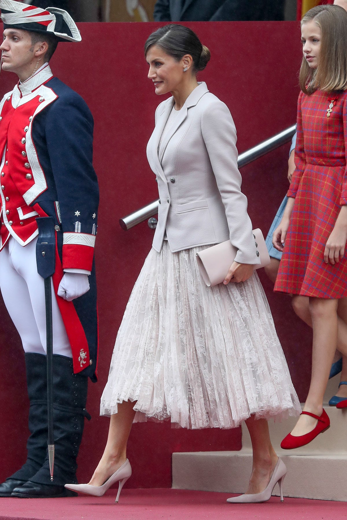 Elegante y moderna, en 2018 volvió a vestir de Felipe Varela con un look beige compuesto por una falda vaporosa floral y una americana abrochada de solapas.