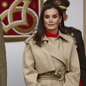 La Reina Letizia, con gabardina y vestido rojo en el desfile de las Fuerzas Armadas