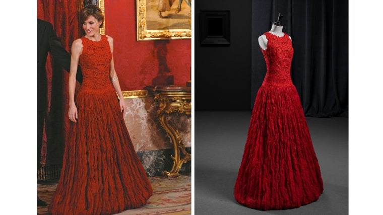 Doña Letizia con un diseño de Caprile en color rojo para una recepción en el Palacio Real