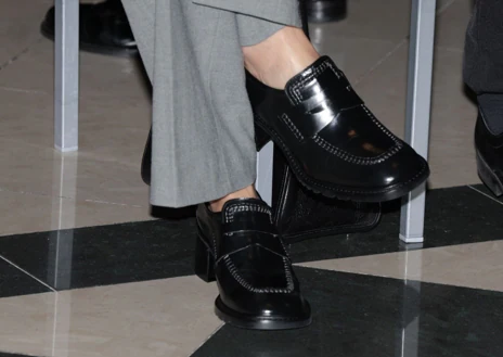 Secondary image 1 - The Queen combined her gray suit with black accessories: loafers and a rigid Mauska bag. 