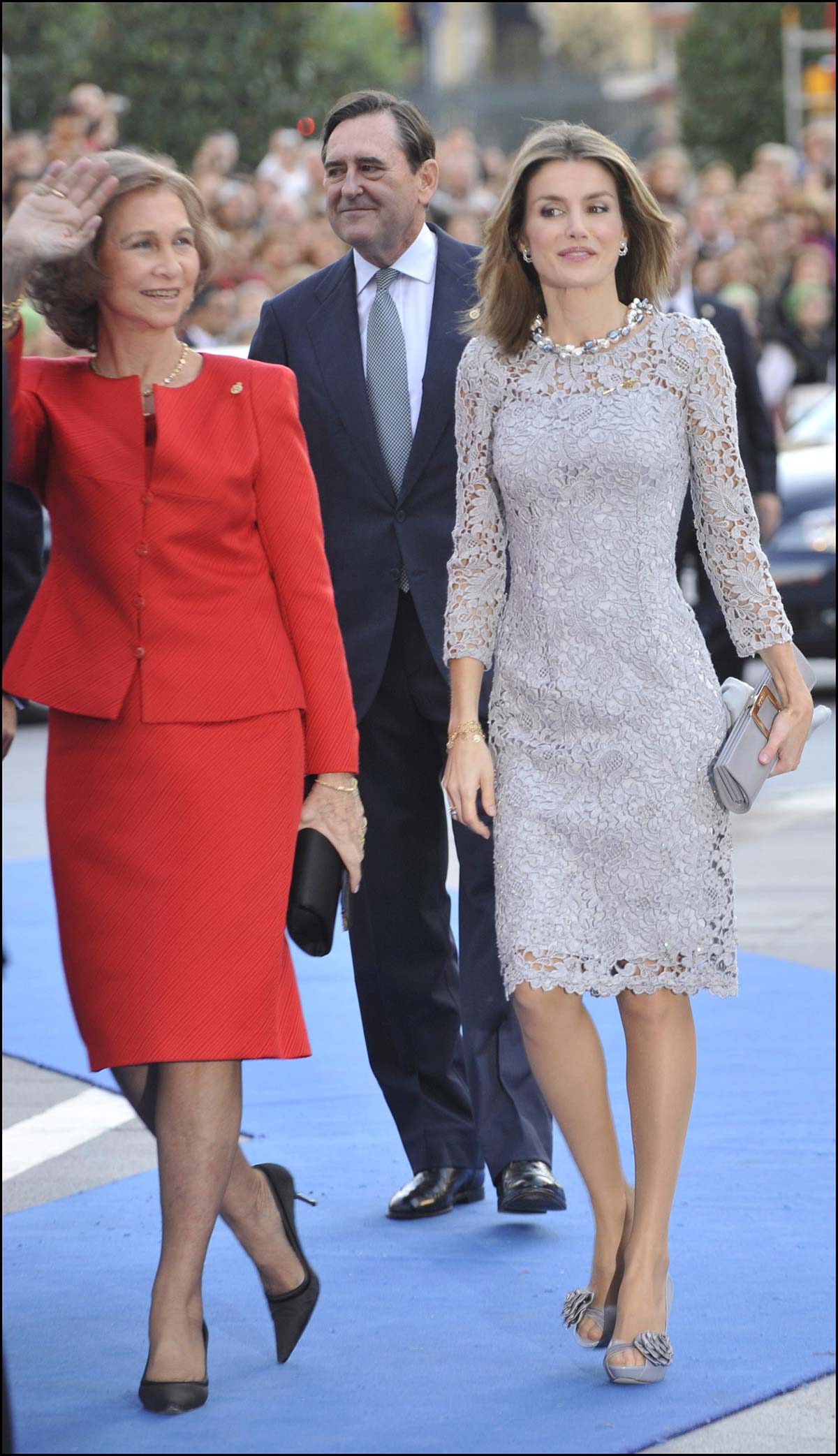 En 2008, apostó por vestido de encaje en azul celeste de Felipe Varela que completó con tacones con una flor en 3D de Magrit. 