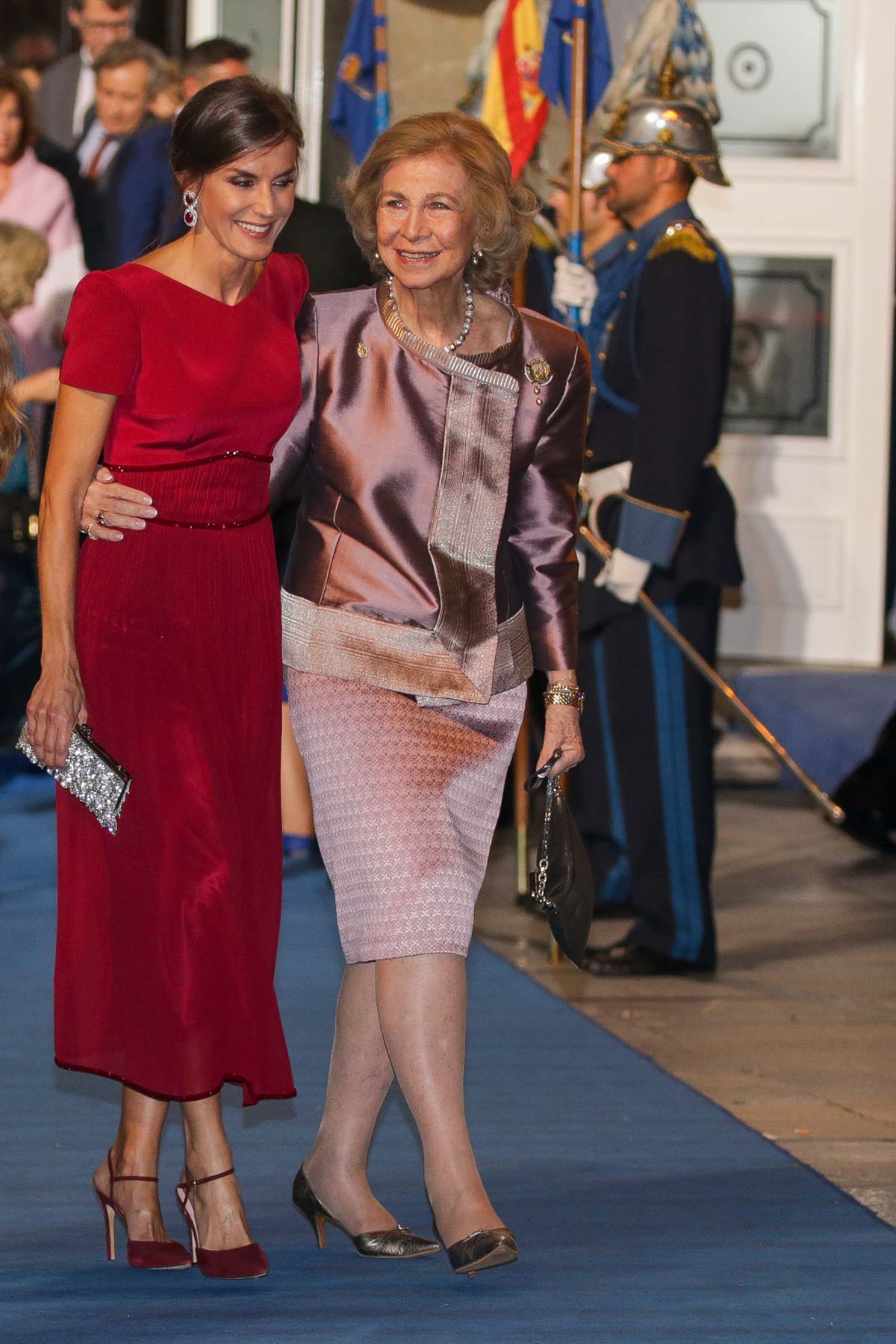 En 2019 se decantó por un vestido en color burdeos llamativo, obra de Felipe Varela, su diseñador de cabecera. Añadió zapatos de la misma tonalidad. 