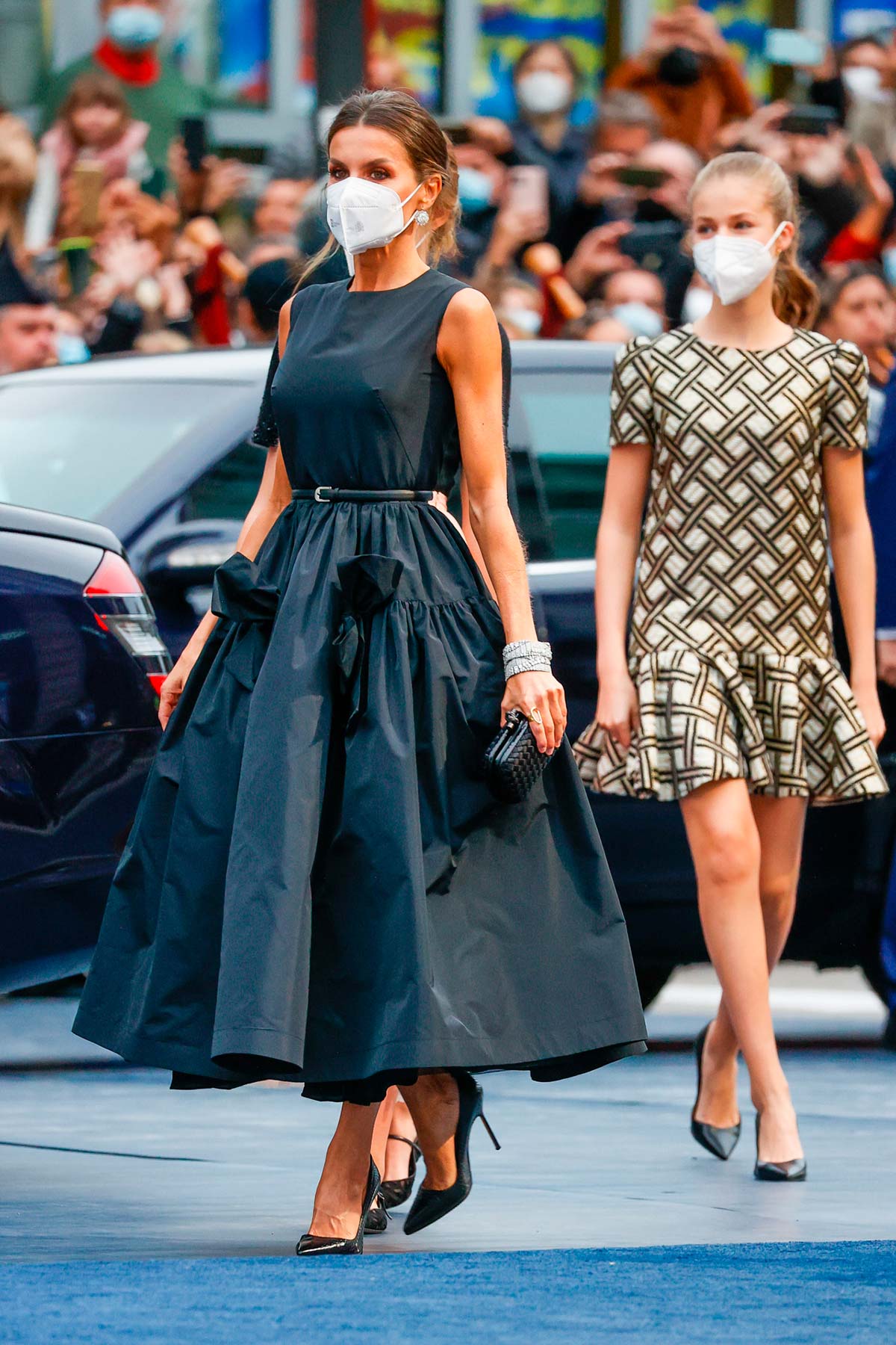 En 2021, apostó por un voluminoso vestido negro decorado con lazos en la zona de la falda de la firma española The 2nd Skin Co. Lo combinó con salones negros efecto serpiente de Manolo Blahnik y bolso de mano a juego de Bottega Veneta. 