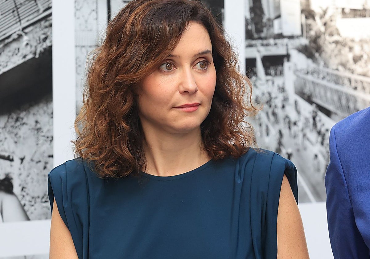 Isabel Díaz Ayuso estrena el vestido de Zara más versátil del otoño.