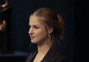 Doña Leonor, con traje negro y un moño 'messy'