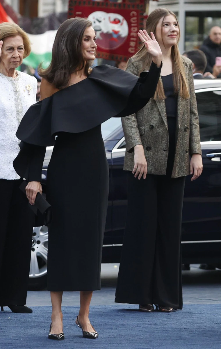 Queen Letizia dazzles with an asymmetrical dress with ruffles at the Princess of Asturias Awards