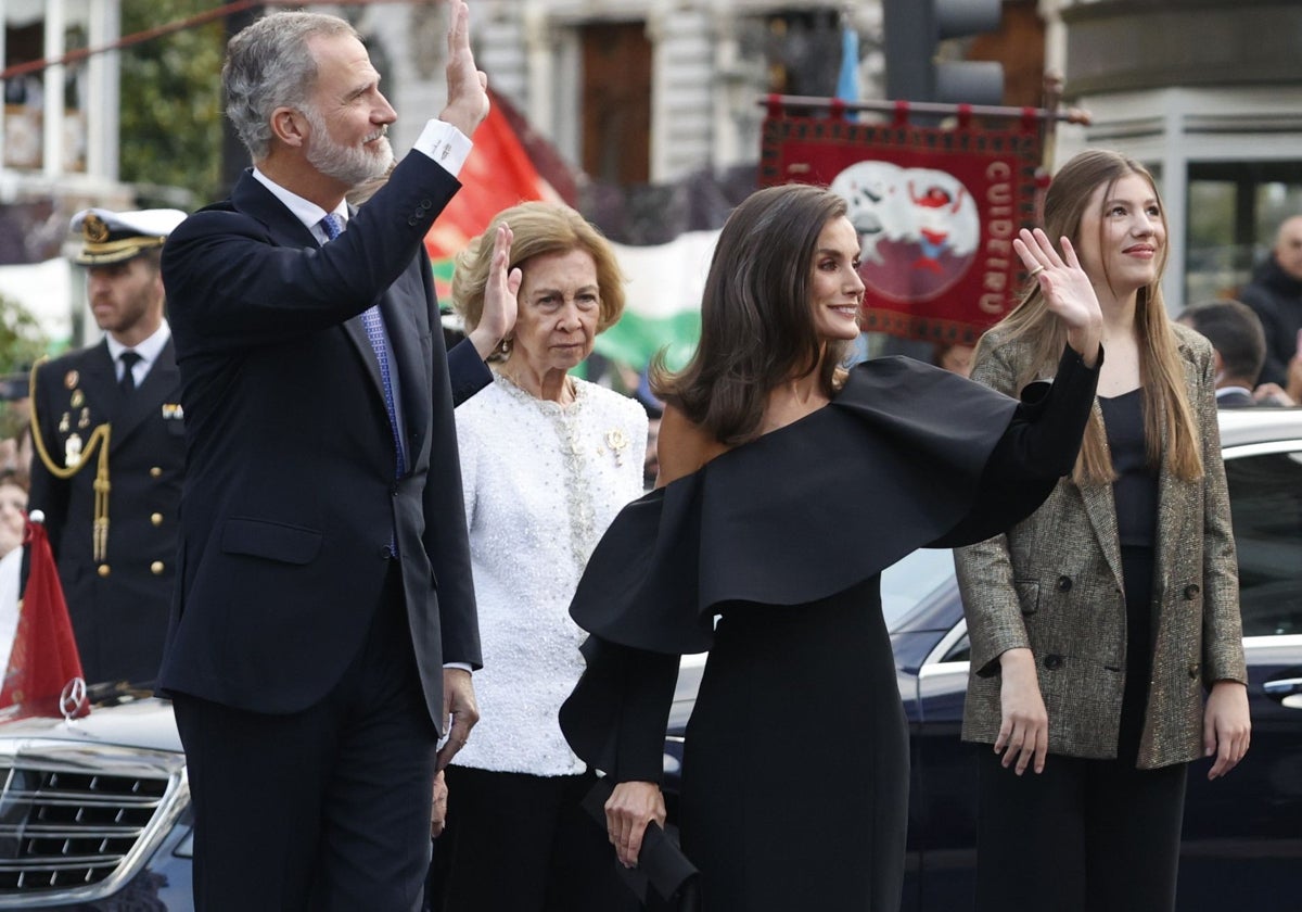 La Reina Letizia deslumbra con un vestido asimétrico con volantes en los  Premios Princesa de Asturias