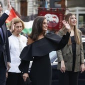 La Reina Letizia deslumbra con un vestido asimétrico con volantes