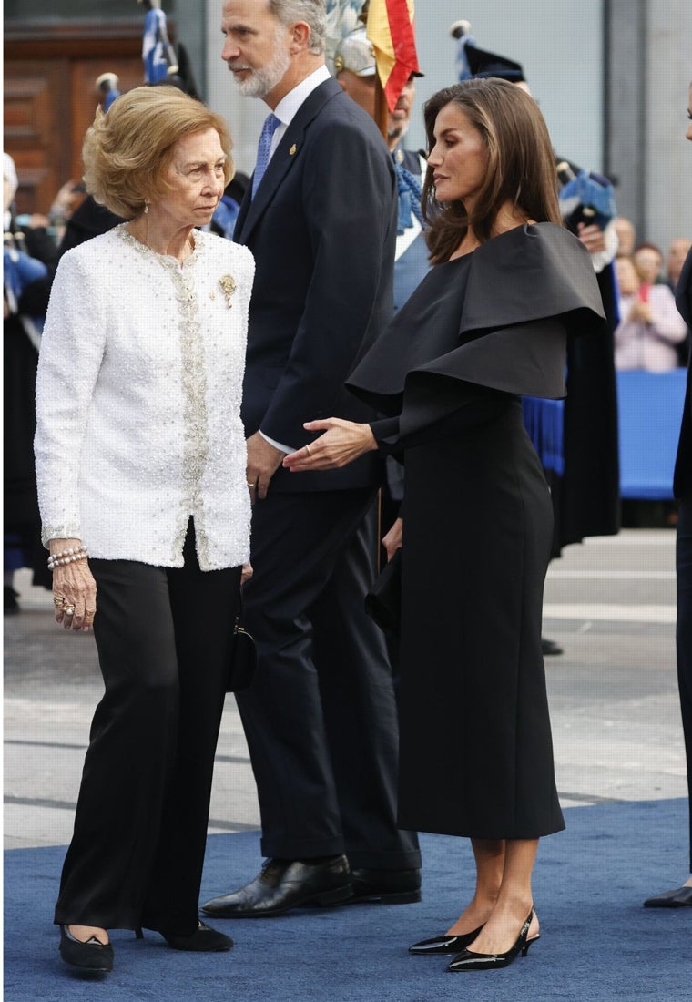 La Reina Sofia con pantalón negro y chaqueta blanca.