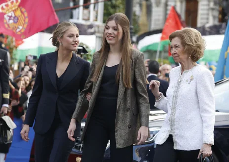 Secondary image 1 - Doña Leonor, with a black suit and 'messy' updo, at the Princess of Asturias Awards ceremony