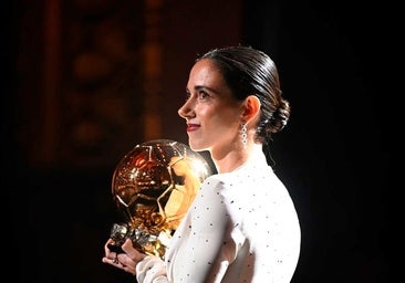 El look de Aitana Bonmatí para recoger su segundo Balón de Oro: vestido blanco con pedrería de Louis Vuitton