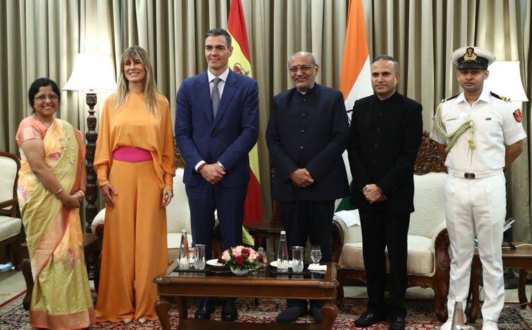 Imagen principal - Begoña Gómez con conjunto naranja en su viaje oficial a la India