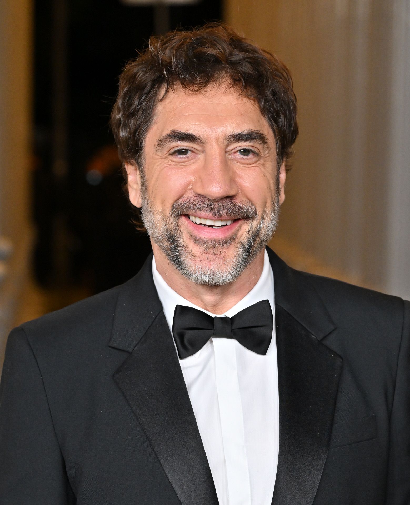 Javier Bardem no arriesgó y lució el clásico esmoquin que nunca falla en una alfombra roja. 