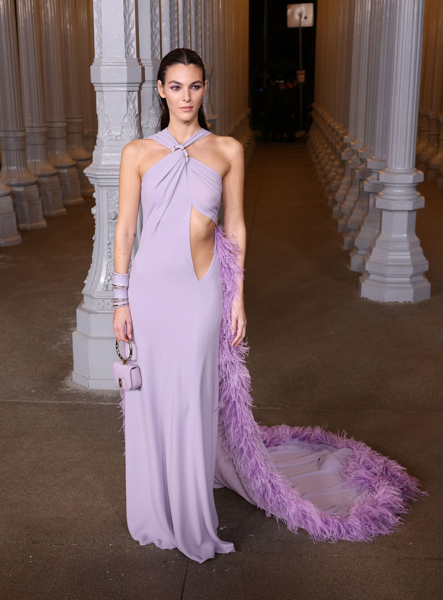 Vittoria Ceretti eligió un vestido con 'cut out' y capa de plumas en color malva de Gucci.