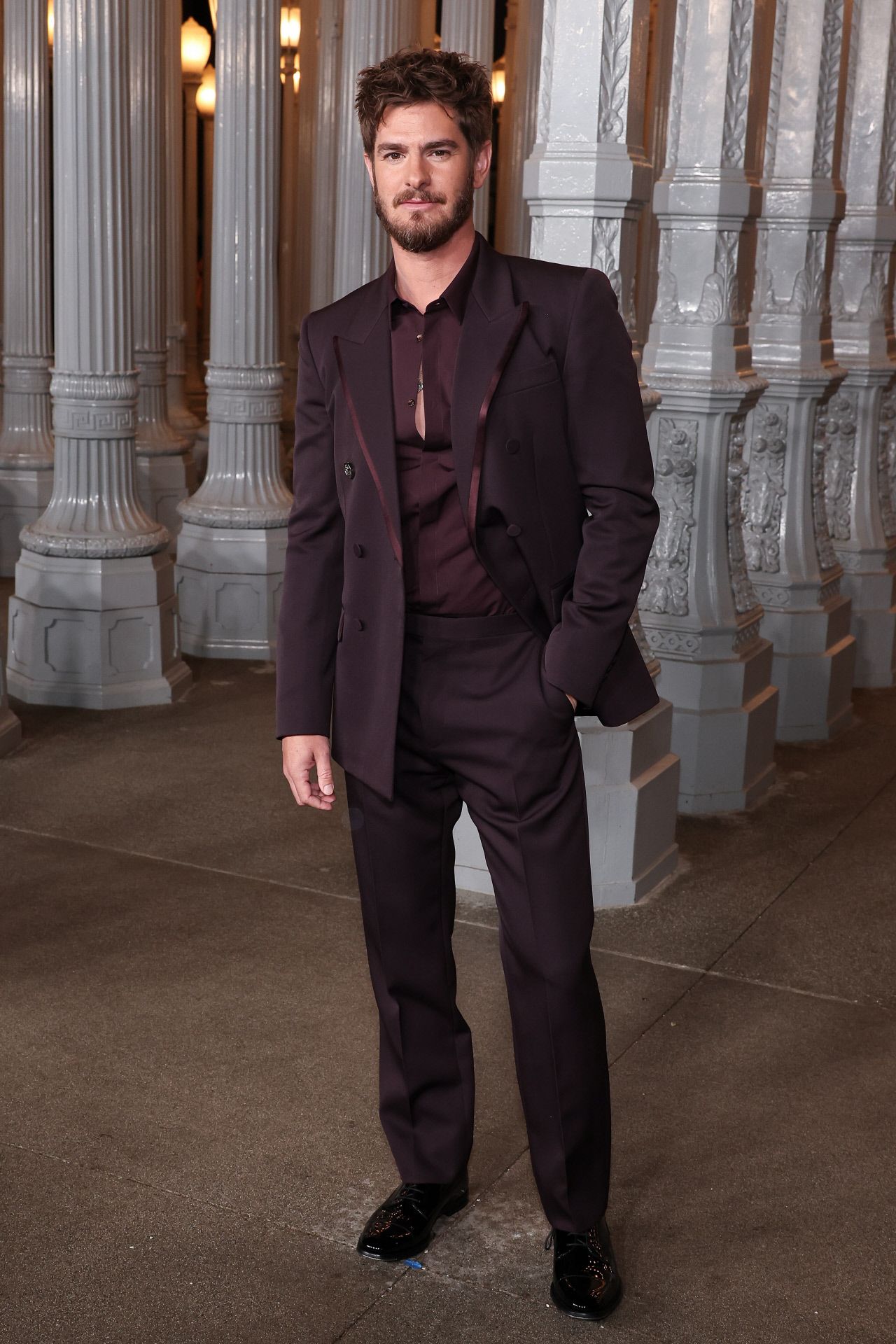 Andrew Garfield con un 'total look' en color burdeos, el tono del otoño. 