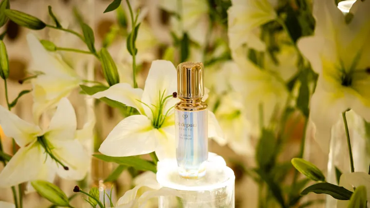 The Serum by Clé de Peau Beauté activates the skin's intelligence, thanks to radiant lily extract.