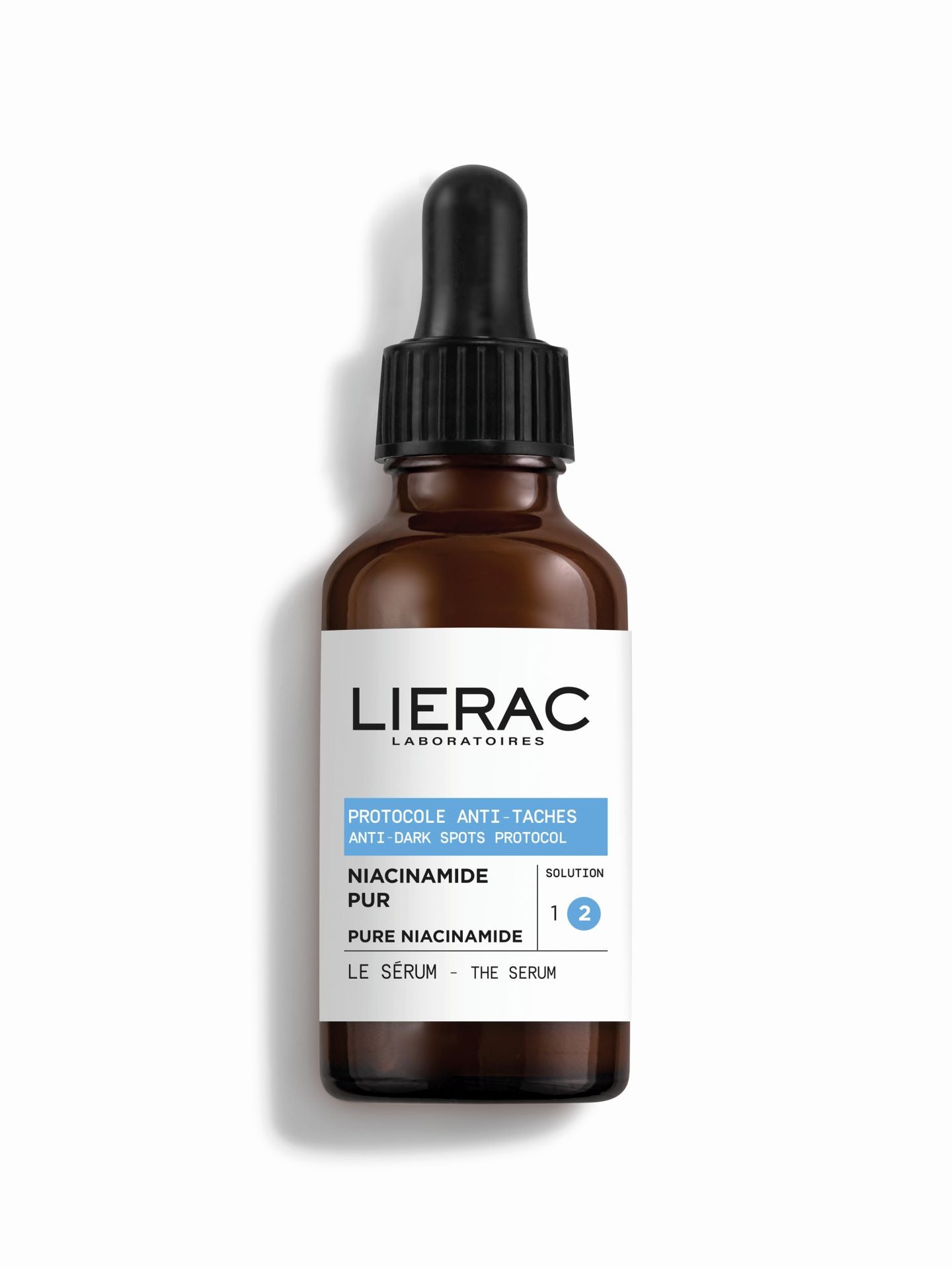 Protocolo anti-manchas Le Sérum de Lierac (42,90 euros). Corrige el tamaño, el número y la intensidad de las manchas, y previene la formación de nuevas. En su fórmula incluye niacinamida al 4%, vitamina C estabilizada (que reduce la síntesis de la melanina) y ácidos de flores queratolíticos, que favorecen la renovación celular.