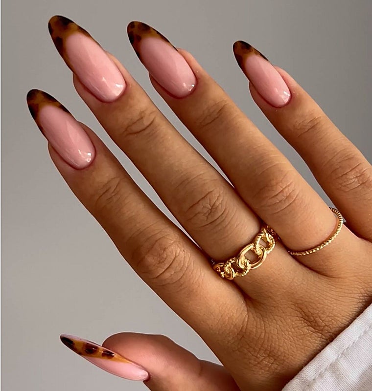 Manicura francesa con carey, una forma más discreta de llevar esta tendencia.