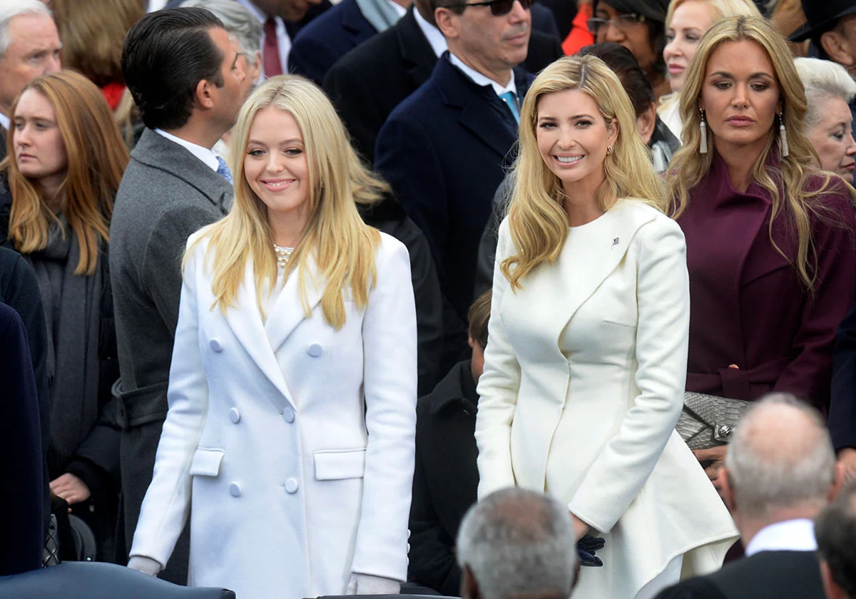 Tiffany e Ivanka Trump, las hijas de Donald Trump, con conjuntos de Oscar de la Renta.