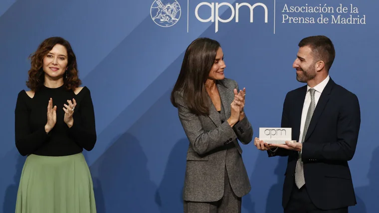 Isabel Díaz Ayuso y la Reina Letizia han entregado los premios APM de Periodismo.